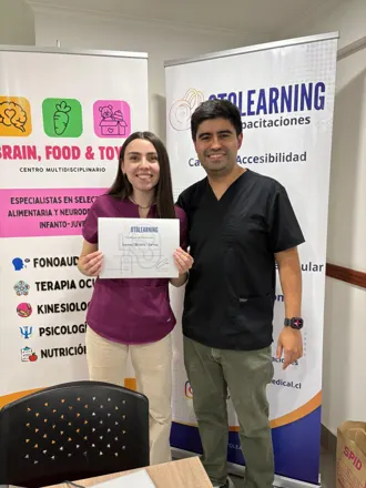 Alumna recibiendo su certificado de aprobación de Otolearning
