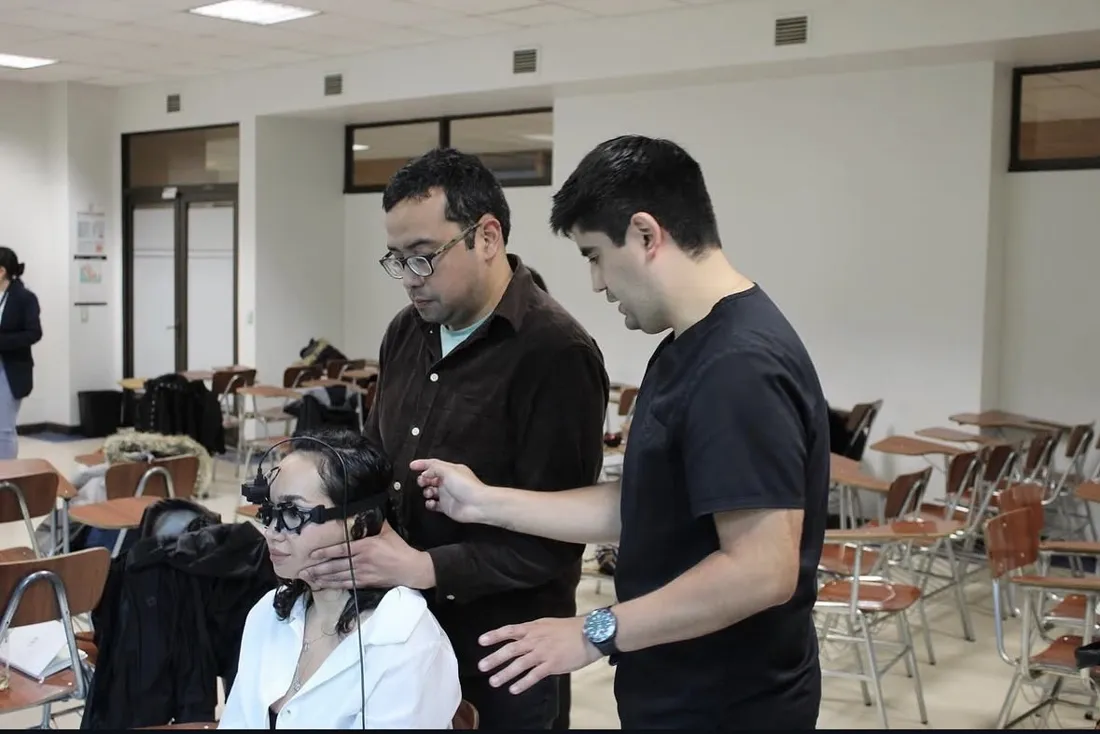 Docentes de Otolearning guiando una evaluación vestibular con gafas de videonistagmografía